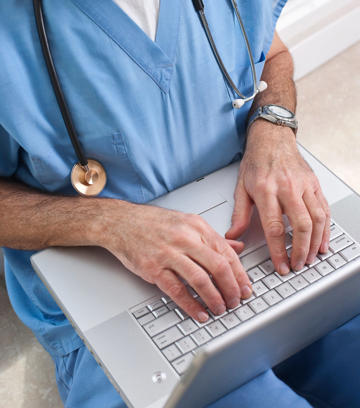 Doctor using laptop (1)